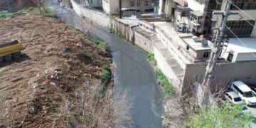 Marmara Denizi’ne dökülen Ayamama deresi mavi ve siyah akıyor