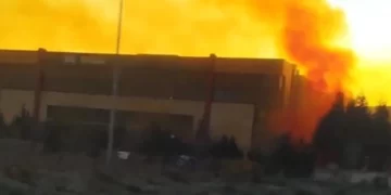 Kocaeli Dilovası ilçesinde bir fabrikada meydana gelen kimyasal sızıntı sebebiyle gökyüzünü turuncu duman kapladı
