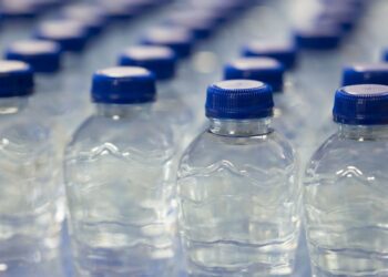 Bilim insanları, bir litre şişe suyunda çeyrek milyon görünmez nanoplastik parçacık buldu