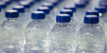 Bilim insanları, bir litre şişe suyunda çeyrek milyon görünmez nanoplastik parçacık buldu