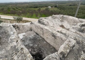 Define çetesi 2000 yıllık kaya mezarını asitle eritmeye çalıştı