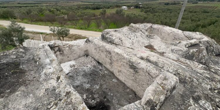Define çetesi 2000 yıllık kaya mezarını asitle eritmeye çalıştı
