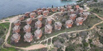 Kuzey Ormanları’nda denize sıfır bir villa çöplüğü