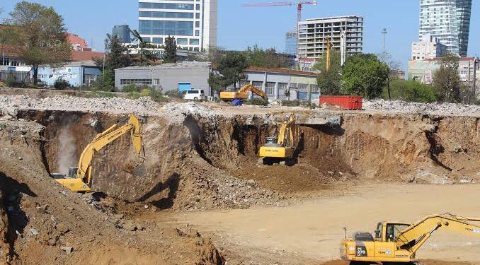 Şişli Belediyesi, son boş alanlardan birine daha dikilecek rant kulesinin inşaatını durdurdu