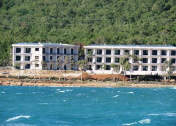 Kıyıları kamuya kapatıp otel yağmasına açan yönetmelik iptal