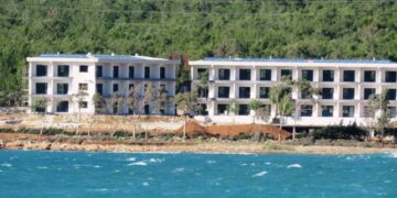 Kıyıları kamuya kapatıp otel yağmasına açan yönetmelik iptal