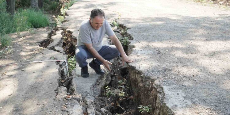 Tunca Nehri su yatağına yol yapılması yamaç dengesini bozarak heyelana yol açtı