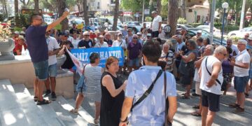 Burhaniye Su İnsiyatifi, Balıkesir Su ve Kanalizasyon İdaresi Genel Müdürlüğü önünden seslendi: “Temiz su istiyoruz!”