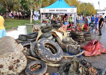 Balıkesir Erdek denizi yoğun deniz kirliliği ile can çekişiyor