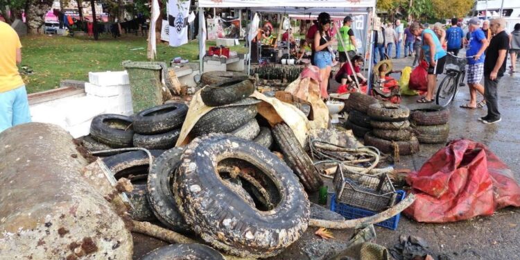 Balıkesir Erdek denizi yoğun deniz kirliliği ile can çekişiyor